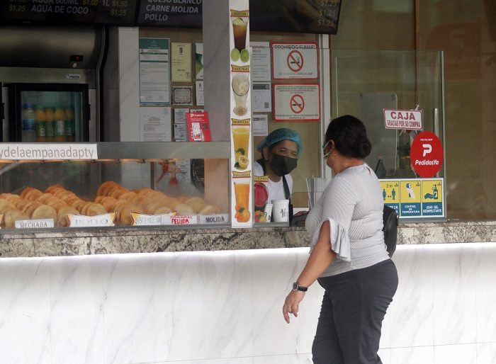 Con la pandemia surgieron comentarios de que el uso de la mascarilla debía mantenerse en restaurantes y fondas, por higiene. Foto: Víctor Arosemena
