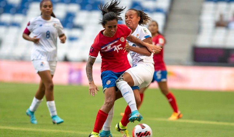 Cristin Granados (rojo) de la selección femenil de Costa Rica disputa el balón con Lineth Cedeño de Panamá. Foto:EFE