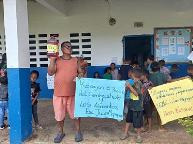  En la comarca se depende mucho del combustible par movilizarse en piragua. Foto: Cortesía