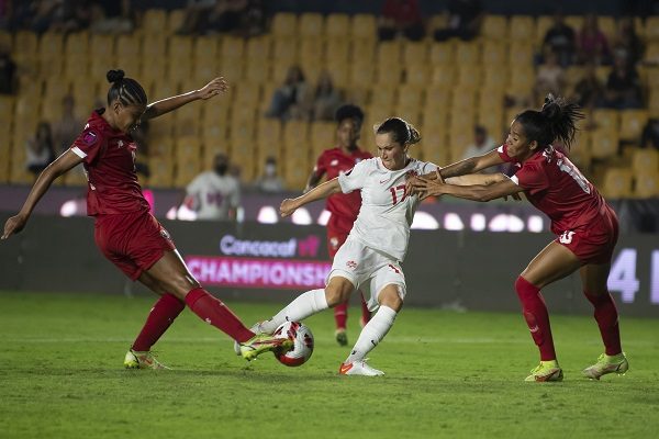 Rebeca Espinosa (der.) y Yerenis de Leon (izq.) de la selección femenil de Panamá disputan el balón con Jessie Fleming (blanco) Canadá. Foto:EFE