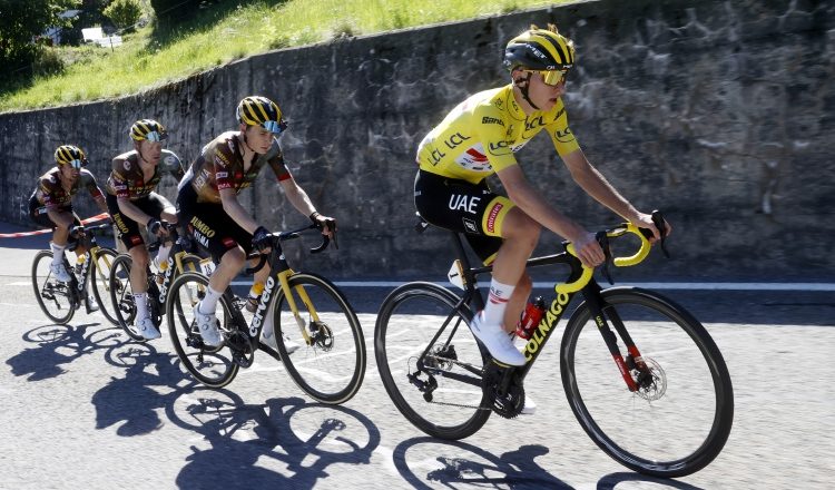 El ciclista  esloveno Tadej Pogacar sigue líder en el Tour de Francia. Foto:EFE