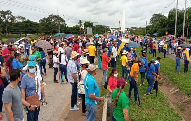 En la región de Azuero se mantiene el cierre de las principales vías. Foto. Thays Domínguez