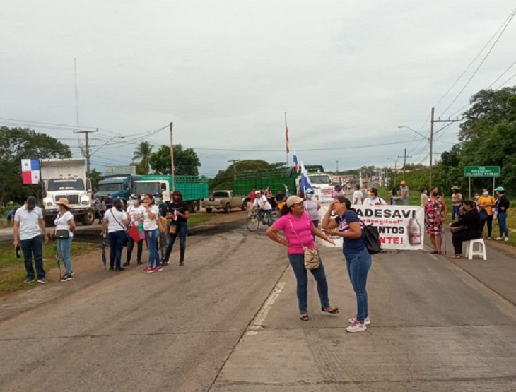 Muchas personas sienten temor de quedar atrapados de un lado u otro del puente sobre el río La Villa. Foto: Thays Domínguez