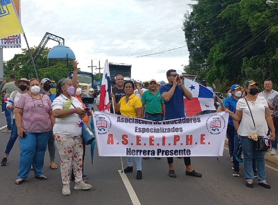 Este lunes se produjeron protestas y cierres de vías en diversas provincias del país. Foto. Thays Domínguez