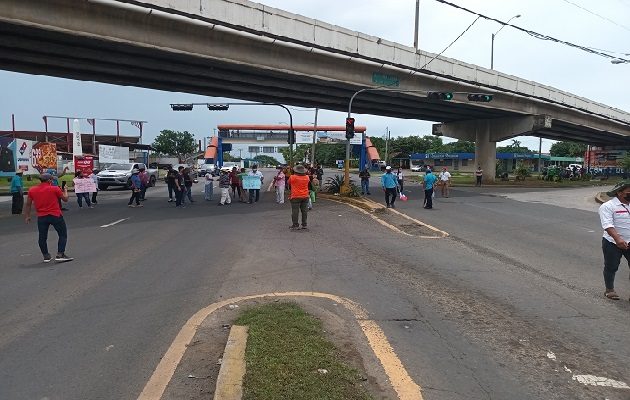 Los grupos originarios de la región veragüense desde horas de la tarde del domingo se encuentran apoyando la huelga de los educadores de la región. Foto. Melquíades Vásquez