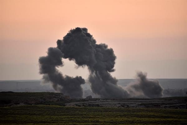 Vista general de una columna de humo después de un ataque aéreo