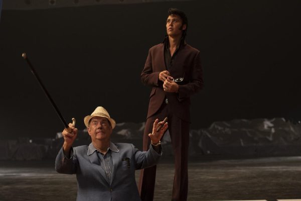 Tom Hands (coronel Tom Parker)  y Austin Butler (Elvis Presley). Foto: EFE