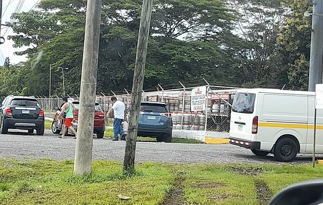 La población está solicitando a los gremios llegar a un acuerdo, ya que se está perjudicando directamente al pueblo con los cierres en la vía Interamericana. Foto. José Vásquez