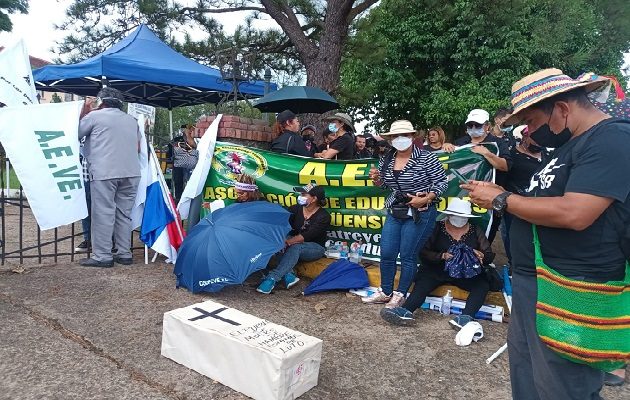 Grupos de educadores llevan a cabo una protesta. Foto. Melquiades Vásquez