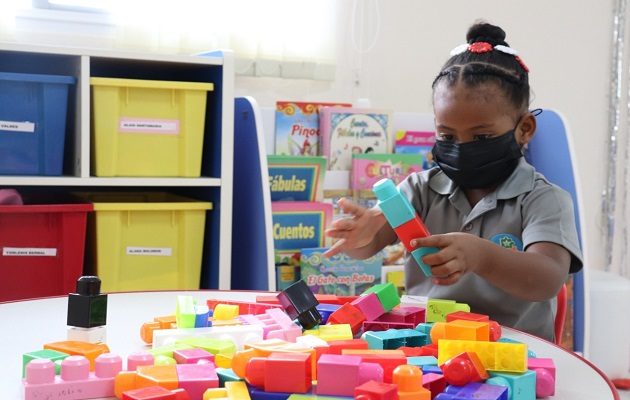 Adelayne Ponce es una niña de 3 años que juega, se divierte y aprende cosas nuevas en el Caipi. Foto: Mides