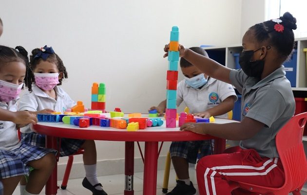 Adelayne Ponce es una niña de 3 años que juega, se divierte y aprende cosas nuevas en el Caipi. Foto: Mides