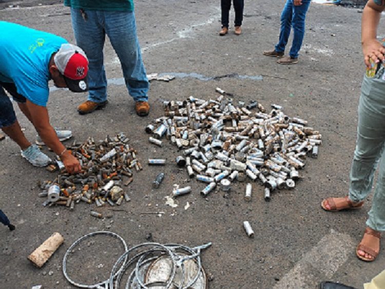 Cartuchos de perdigones y restos de gases lacrimógenos recogidos en la vía. Foto: Melquiades Vásquez