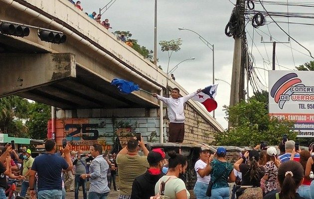 El puente vehicular en Santiago amaneció este miércoles tomado por los manifestantes. Foto: Melquiades Vasquez