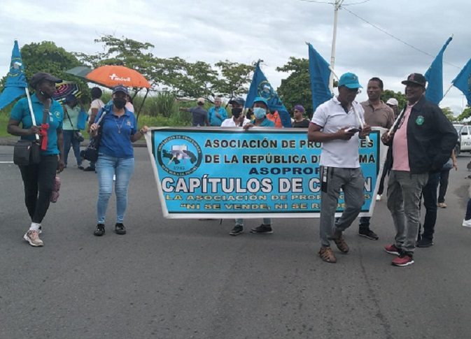 Los docentes gritaban consignas y pancartas en su caminata hasta el corredor. Foto: Diomedes Sánchez 