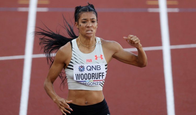 La panameña Gianna Woodruff celebra su clasificación a la final de los 400 metros con vallas. Foto:EFE