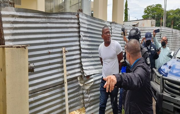 Manuel Murillo, al momento de su traslado, solo se limitó a pedir la rebaja del combustible, evadiendo los cuestionamientos de los periodistas sobre lo ocurrido con los productores. Foto. José Vásquez