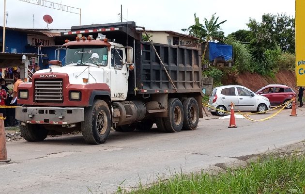 Personal de Atención Primaria y de Accidentólogia del Ministerio Público se presentaron al sitio para efectuar las investigaciones y el levantamiento del cadáver. Foto. Eric Montenegro
