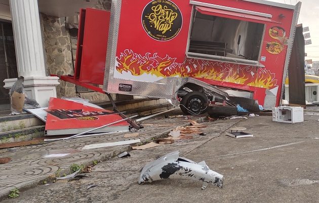 Una mujer resultó herida y fue trasladada al hospital Nicolás Solano. Foto. Eric Montenegro