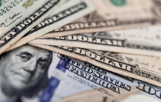 Más de 200,000 funcionarios recibirán el pago de su décimo. Foto: EFE