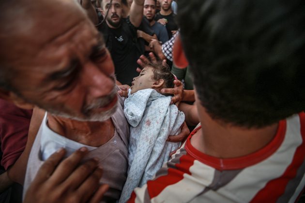 El abuelo del niño Alaa Qadoum, de cinco años, llora mientras carga su cuerpo durante su funeral. Foto:EFE