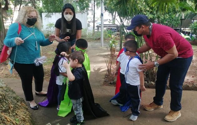 Los niños participaron activamente con guantes y vestuario adecuado para la ocasión. Foto: Cortesía