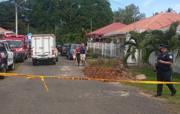 La calle hacia la casa donde hallaron los cuerpos fue acordonada por la Policía Nacional. Foto: Thays Domínguez 