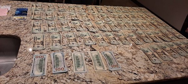 Dinero que fue incautado en el apartamento de la persona aprehendida. Archivo.