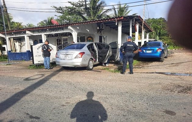 En dos vehículos las autoridades policiales encontraron 25 paquetes de presunta droga.