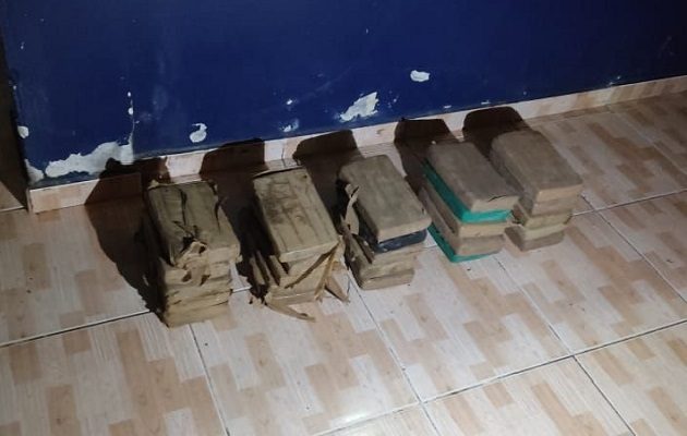 La sustancia ilícita fue ubicada luego de revisar dos vehículos.