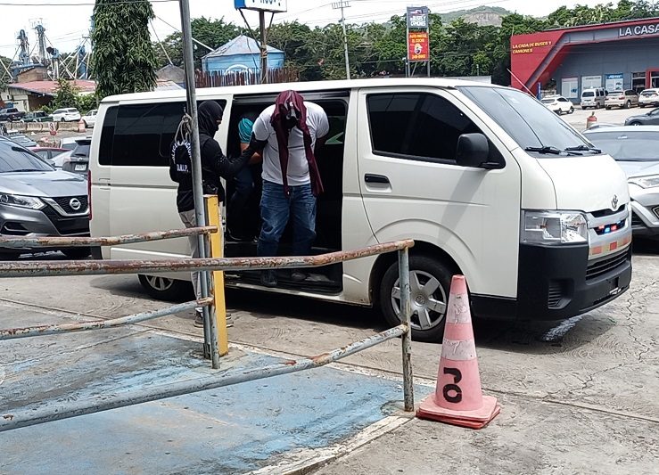 Los implicados llegaron a la audiencia en dos vehículos y custodiados por policias. Foto: Eric A. Montenegro