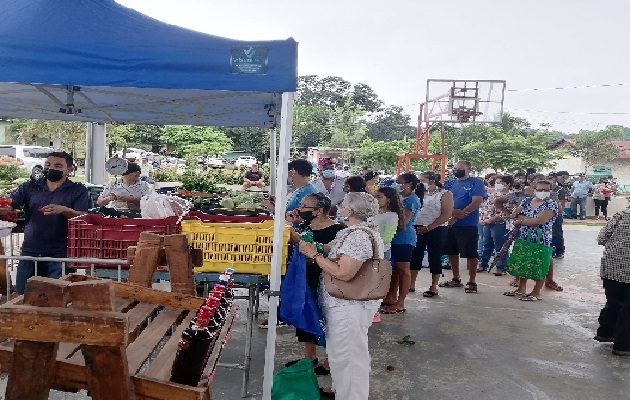Desde tempranas horas de la mañana los moradores acudieron para hacer su fila, y comprar productos a menor costo. Foto. Thays Domínguez