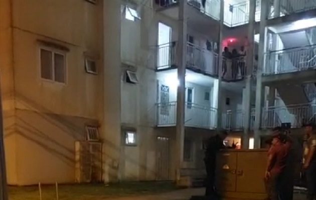 El atacante llegó al multifamiliar H-54 de la comunidad de Altos de Los Lagos, metió la mano por una de las ventanas del apartamento y empezó a dispar.  Foto. Diomedes Sánchez
