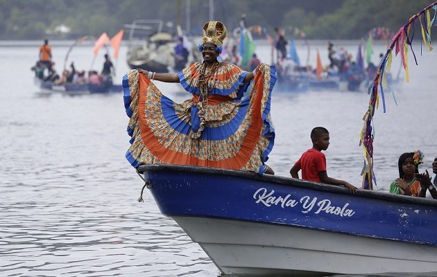 La actividad, que incluyó un despliegue de barcazas en la Bahía de Portobelo. Foto: EFE