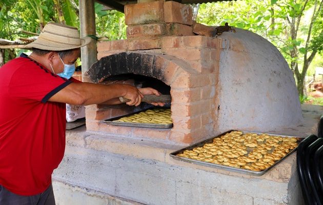 El secreto de su producto está en la masa que se obtiene tras mezclar con un toque especial  los ingredientes. Foto: Cortesía