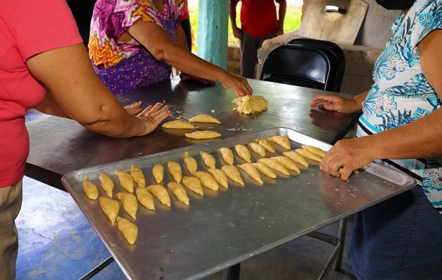 El secreto de su producto está en la masa que se obtiene tras mezclar con un toque especial  los ingredientes. Foto: Cortesía