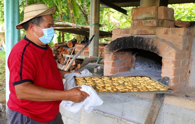 El secreto de su producto está en la masa que se obtiene tras mezclar con un toque especial  los ingredientes. Foto: Cortesía
