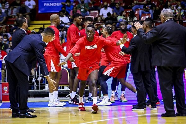 Isacc Machore con a selección de Panamá. Foto: Fiba