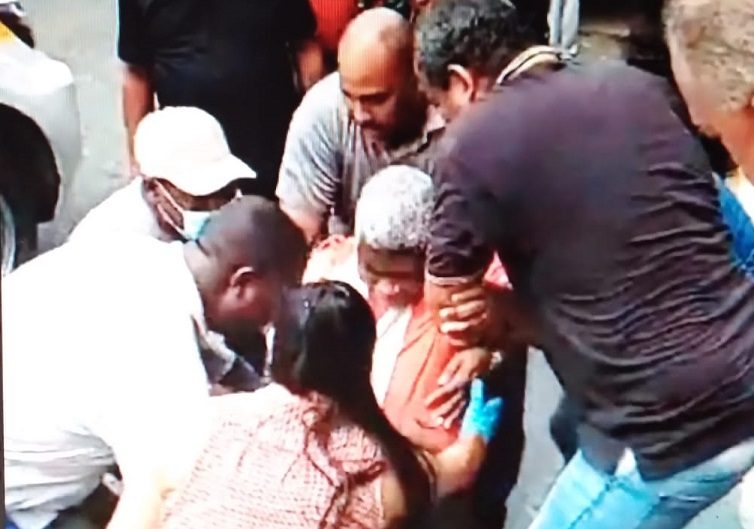  Uno de los trabajadores de la zona franca, se cayó, siendo llevado al hospital. Foto: Diomedes Sánchez 