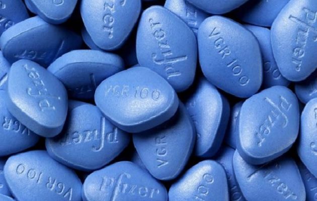 La viagra ayuda a tratar la disfunción eréctil.