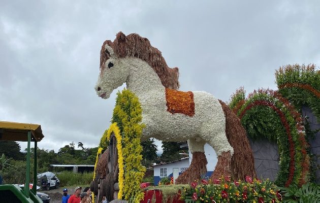 Los carros alegóricos, las bandas también le dan vida a la actividad, lo que llama mucho la atención de toda la población. Foto. José Vásquez
