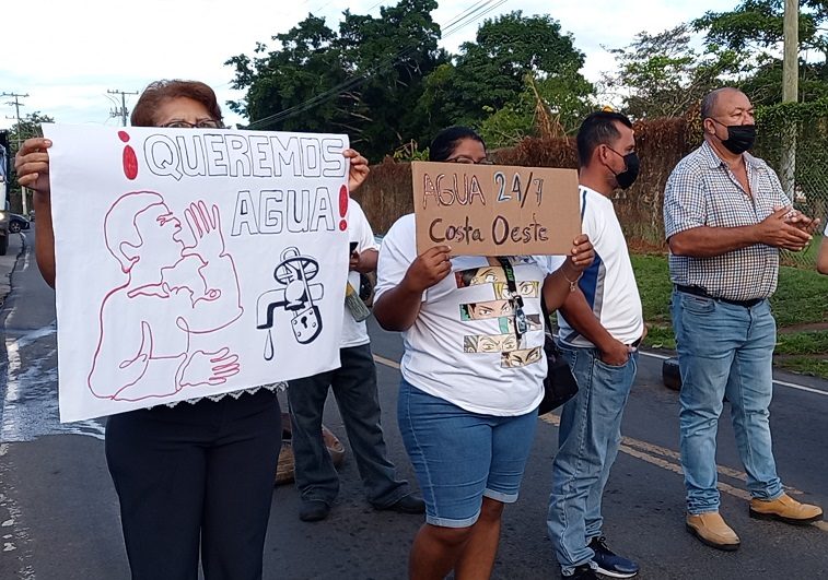 La agrupación ‘Vecinos Unidos’ que agrupa a las 19 barriadas, salió a protestar. Foto: Eric A. Montenegro