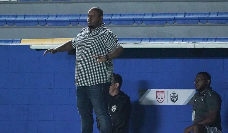 El  entrenador de Tauro, Francisco Perlo durante el partido contra Motagua de Honduras.  Foto:EFE