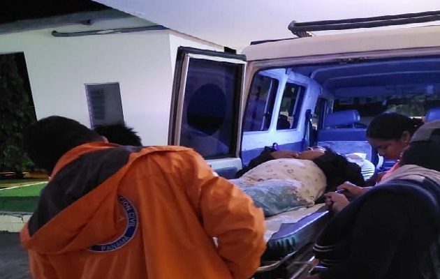 Una mujer de 53 años y un menor de cinco fueron rescatados con vida y evacuados a un centro hospitalario para recibir atención médica. Foto. Sinaproc