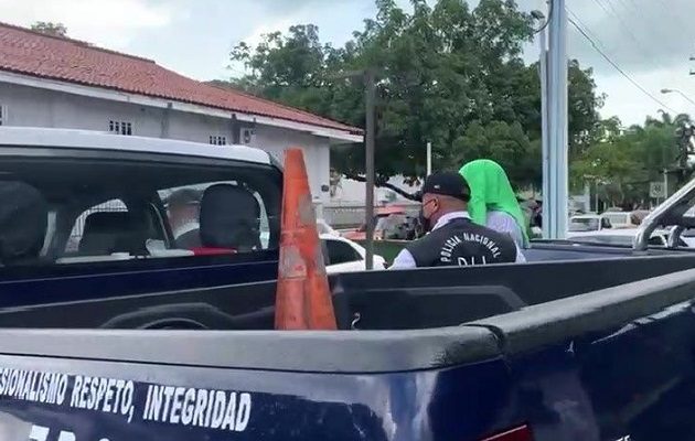 La mujer de 61 y la niña de 11, luego de ser atacadas, fueron dejadas encerradas por el victimario en la casa que ocupaban en la barrida Vista Mar, corregimiento de Puerto Caimito.