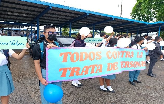 Los estudiantes con globos blancos, celestes y pancartas en mano presentaban mensajes alusivos a la prevención, indicando que es tiempo para frenar y erradicar el delito de Trata de Personas en la que sus principales víctimas son los niños, niñas y adolescentes. Foto. Melquiades Vásquez