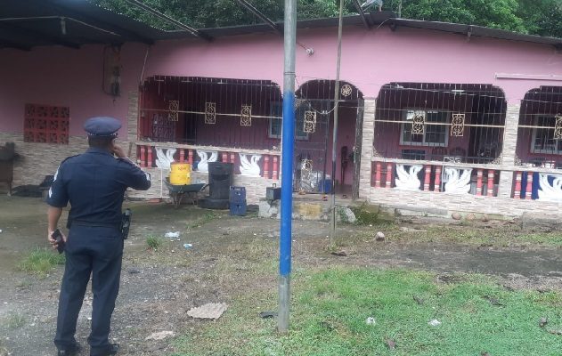 La pareja de José Arrocha Centella al retornar a casa la mañana del lunes lo encontró ahorcado. Foto. Diomedes Sánchez.