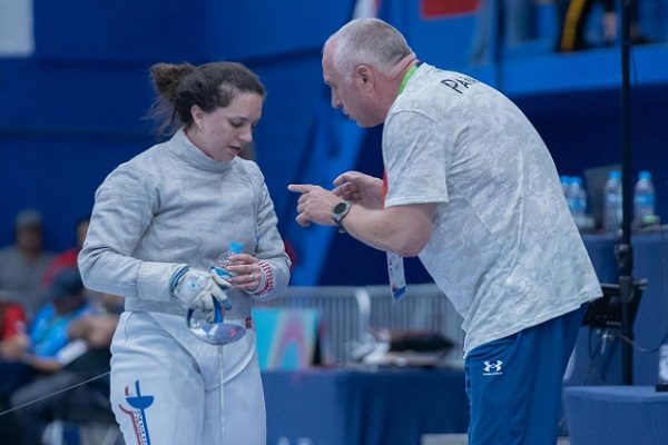 Eileen Grench (izq.) ganó bronce esgrima en los Suramericanos.- Foto:COP