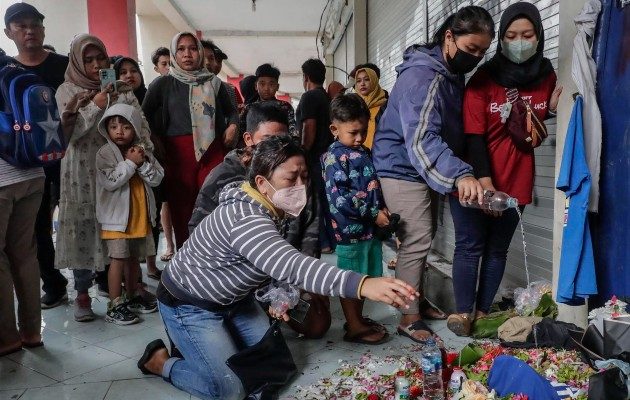 Al menos 131 personas murieron y más de 460 resultaron heridas durante la estampida en un estadio de fútbol de Indonesia. Foto: EFE