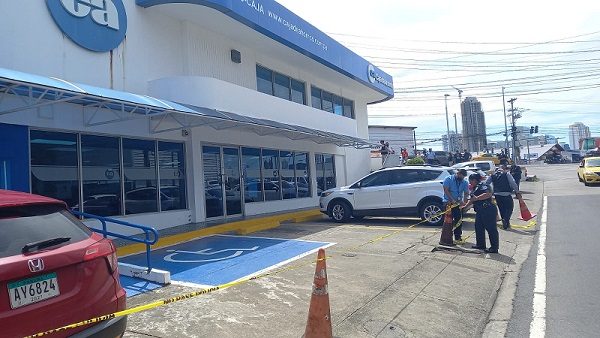 Caja de Ahooros, sucuarsal del Ingenio. Víctor Arosemena.