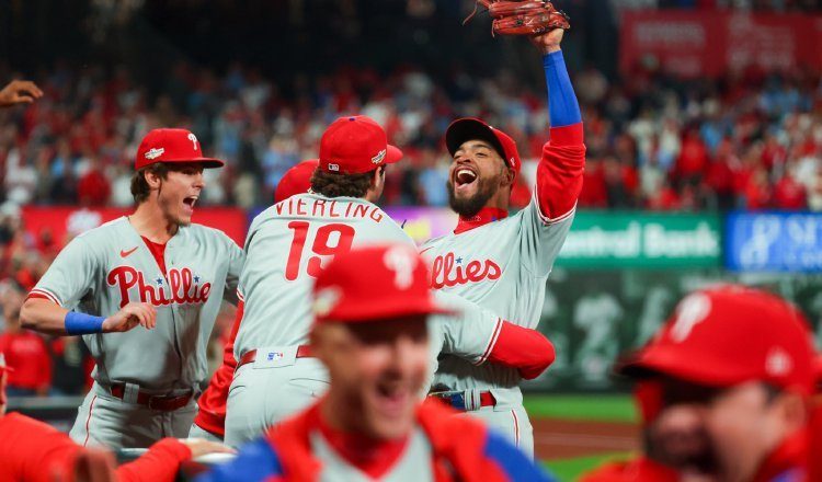 Edmundo Sosa (der.) de los Filis. Foto: Instagram